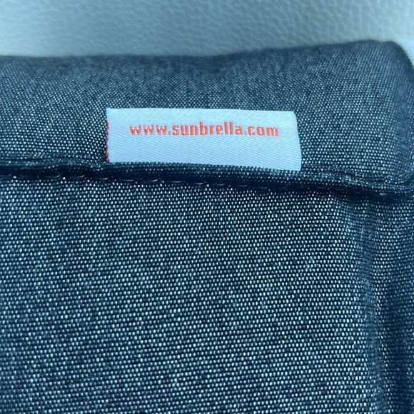 2 accent pillows. - Picture 4 of 5